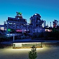 Imágen del parque paisajistico de Duisburg iluminado por la noche